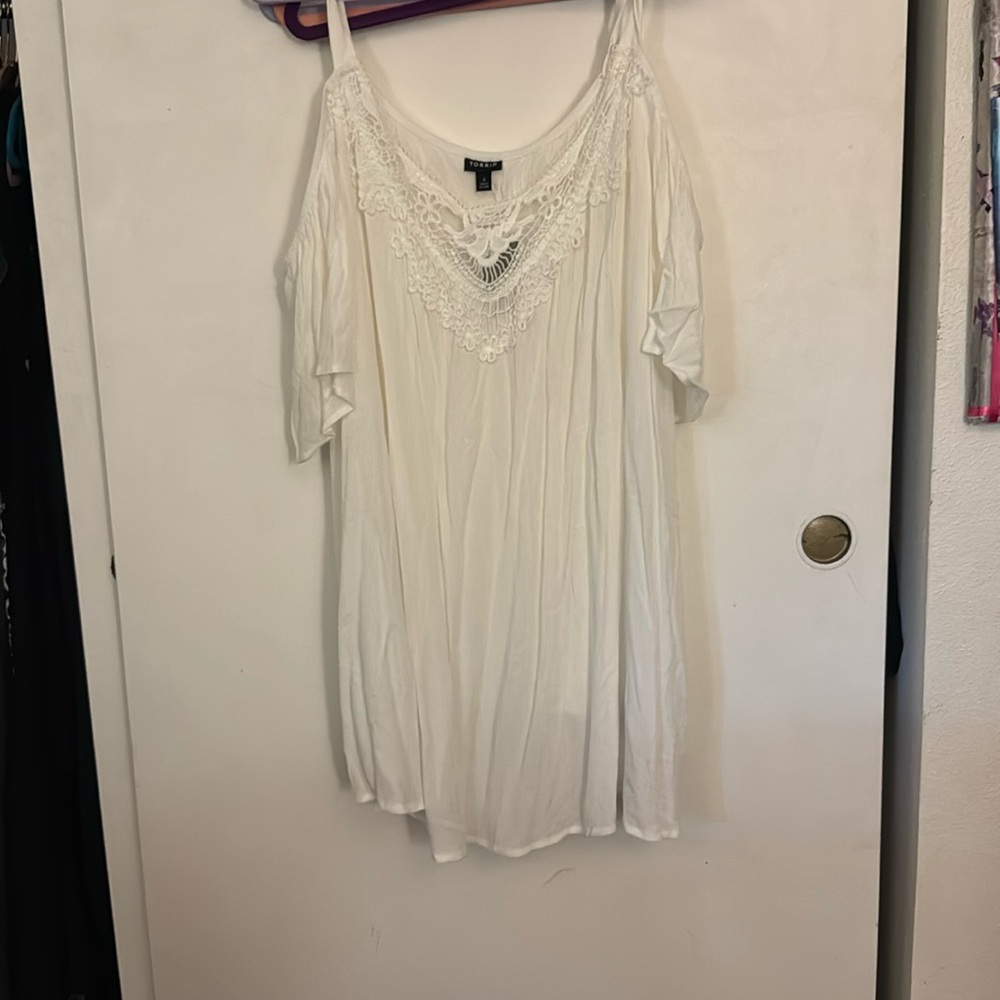 White cold shoulder Torrid size 3 blouse. NWT.